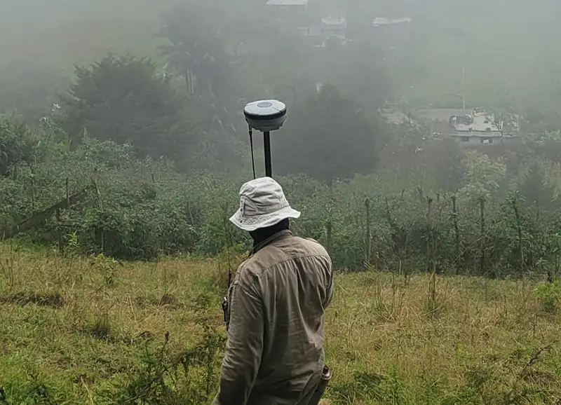 Topografía en zona de campo bajo neblina.