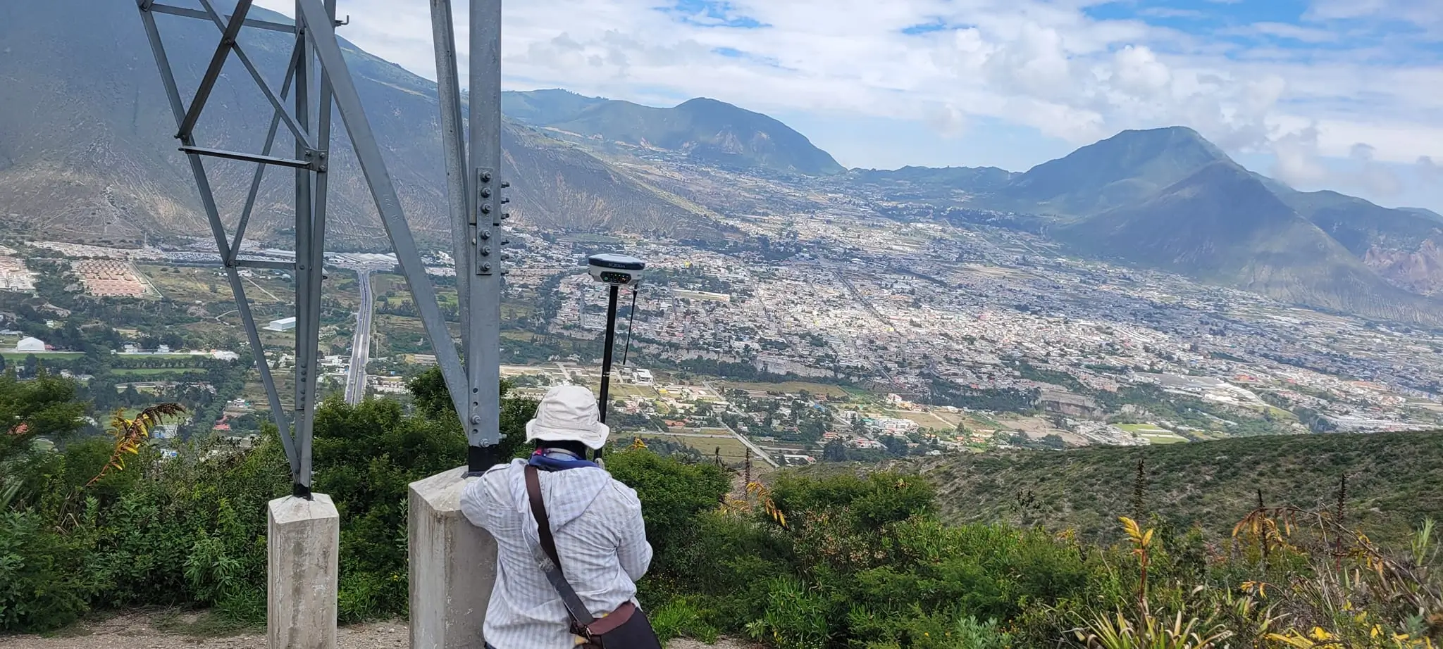Levantamiento topográfico en la base de una torre eléctrica.