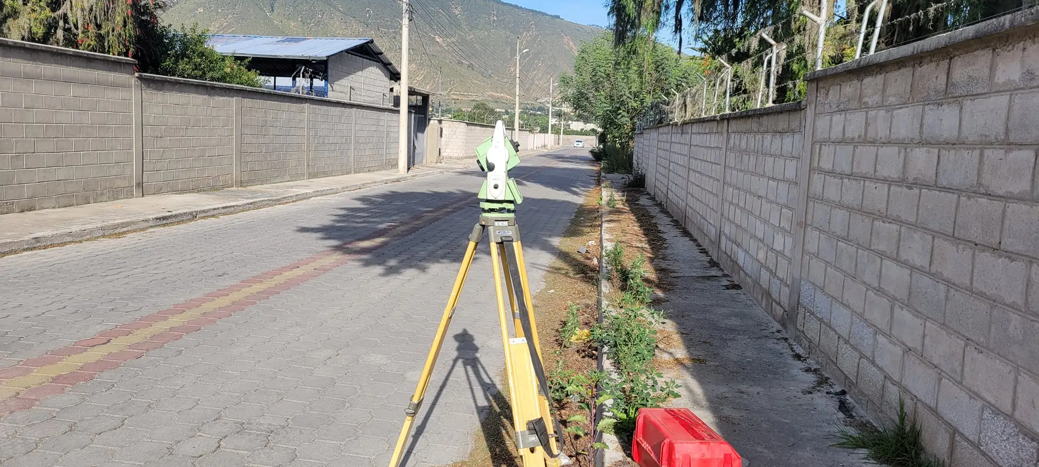Topografía en una via adoquinada.